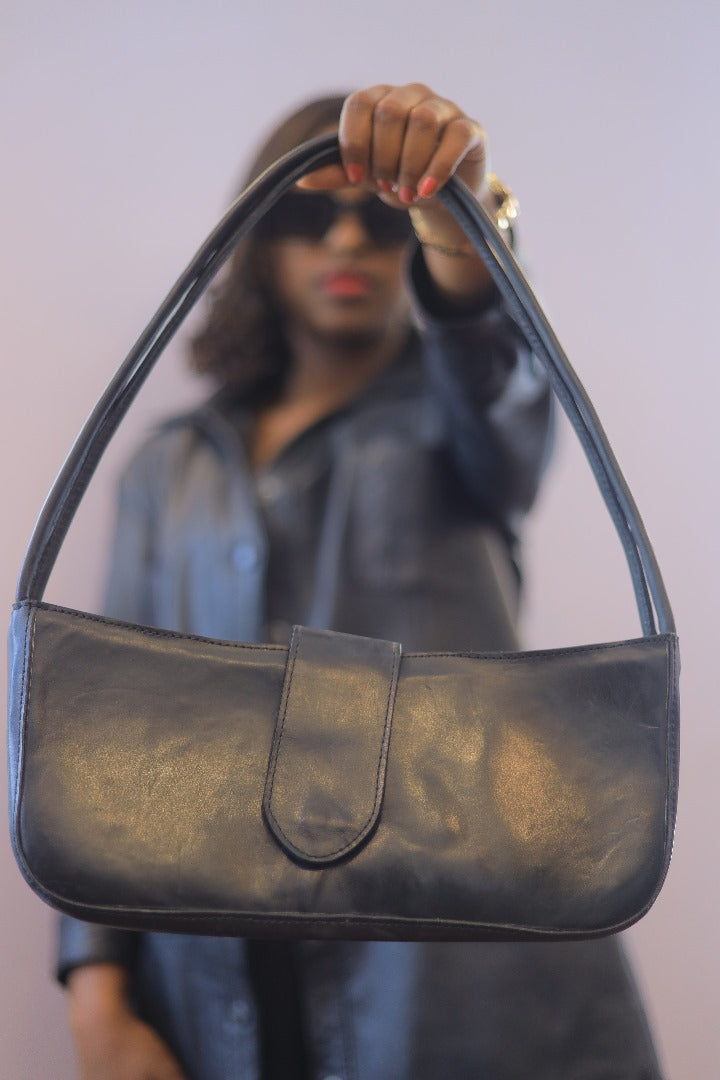 Black Leather Shoulder Bag – Stylish Crossbody with Secure Zip, Adjustable Strap & Inner Pockets